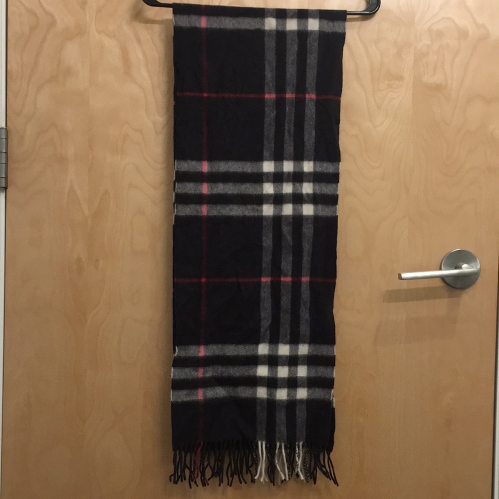 Burberry classic check cashmere scarf - Picture 5 of 6